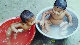 baby bath funy videoVID20190728120653
