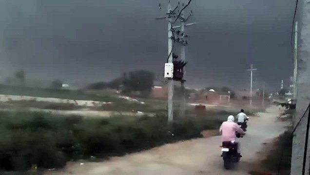 शामली- अचानक बिगड़ा मौसम का मिजाज, आसमान में छाई काली घटाएं