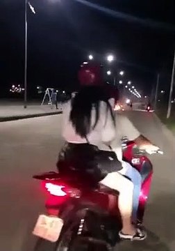 Chiếc xe máy bị đèn trời rơi trúng cháy ngùn ngụt như ngọn đuốc