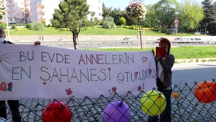 Tekirdağ'da sağlık çalışanından annesine pankartlı, müzikli kutlama