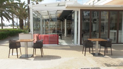 Terraza en la playa de Malavarrosa espera con ganas el pase a la fase 1