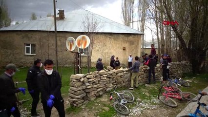 HAKKARİ Korktukları için terk ettikleri evlerinden 20 yılan daha çıktı