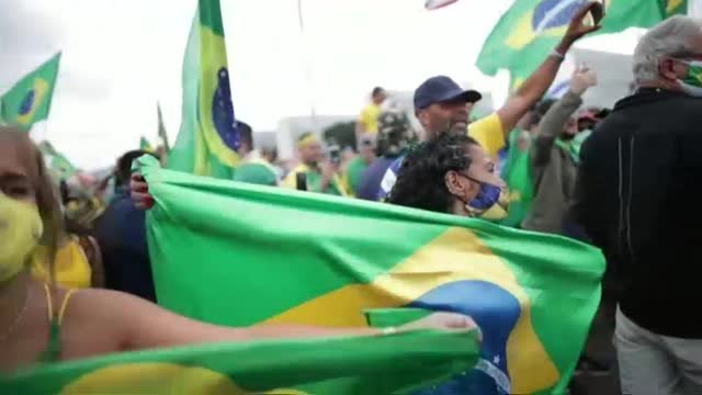 Cientos de partidarios de Bolsonaro se saltan el confinamiento para dar su apoyo al cuestionado presidente