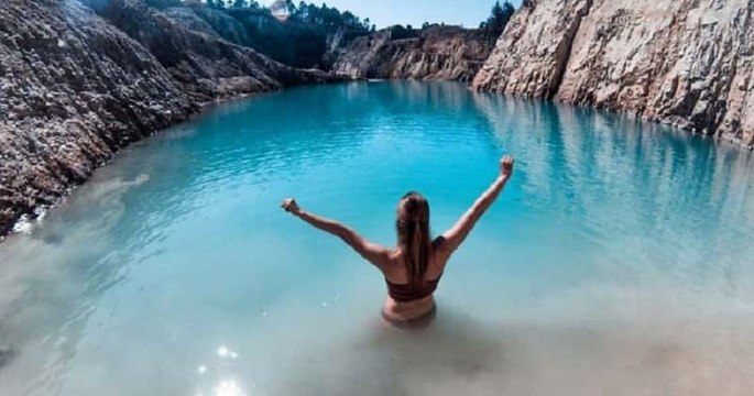 Ce mystérieux lac espagnol rend malade les influenceurs qui s'y baignent