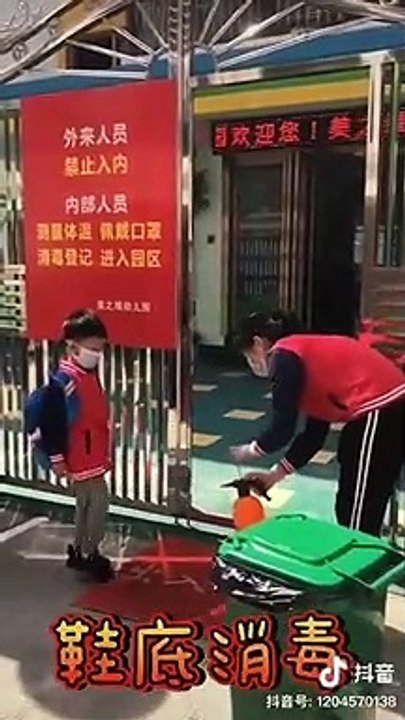 O protocolo que as crianças chinesas têm de cumprir antes de entrar nas escolas