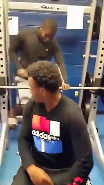 Défi en salle de muscu : il pète sous le poids de l'haltère !