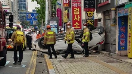 택시 2대 충돌로 승객 3명 다쳐 / YTN