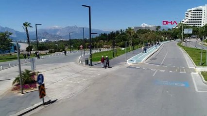 Antalya'da 65 yaş üstü, seyir terasından denizi izledi