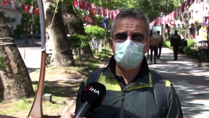 Kocaeli’de günler sonra sokağa çıkan 65 yaş üstü vatandaşlar güneşin tadını çıkartıyor