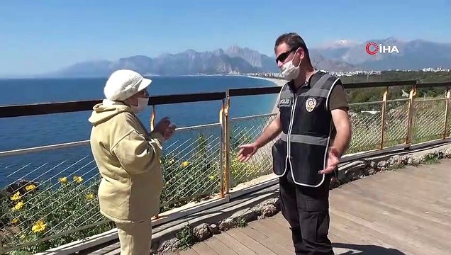 Antalya’da saatlerin 11.00’ı göstermesiyle birlikte yaşlıların adresi Konyaaltı Sahili oldu
