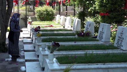 ANTALYA Kısıtlama kalkınca şehit evlatlarının kabrini ziyaret ettiler