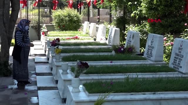 ANTALYA Kısıtlama kalkınca şehit evlatlarının kabrini ziyaret ettiler