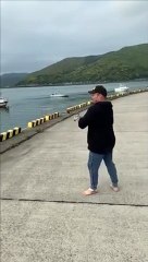 Pêche : il se jette à l'eau en lançant sa ligne !