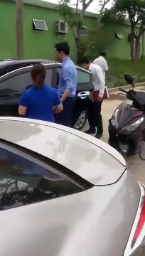 Nhiều giáo viên quỳ để xin không đóng cửa nơi dạy trẻ