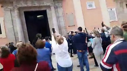 El cardenal Cañizares se salta el estado de alarma y abre la basílica de la Virgen de los Desamparados ante una aglomeración de gente