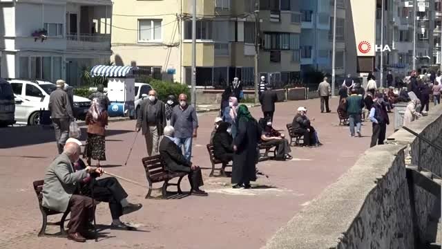 Bursa'da sahiller 65 yaş vatandaşlarla doldu taştı