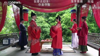 شاهد: الزواج بالصين في زمن كورونا.. الآلاف من الغرباء يحضرون الزفاف في بث مباشر