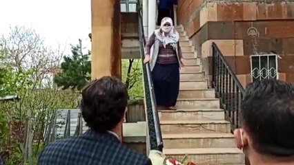 Ahlat'ta iki engelli çocuğu olan kadının Anneler Günü kutlandı