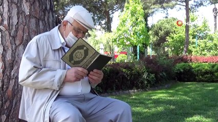 4 saatliğine dışarı çıkan 65 yaş ve üzeri vatandaşların bazıları açık havada Kuran okudu, bazıları da yürüyüş yaptı