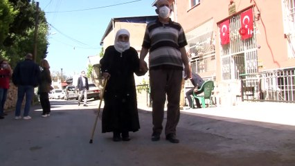 Vali Ayyıldız, 106 yaşındaki Fadime ninenin Anneler Günü’nü kutladı