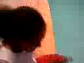 Lesli o bord de la piscine