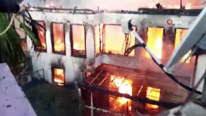 Antalya'da 2 katlı ahşap yapı kül oldu
