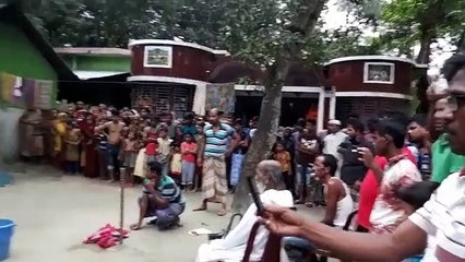 লাকসামের এক বাড়িতে ভয়ংকর সাপ ধরার ভিডিও ( 360p )