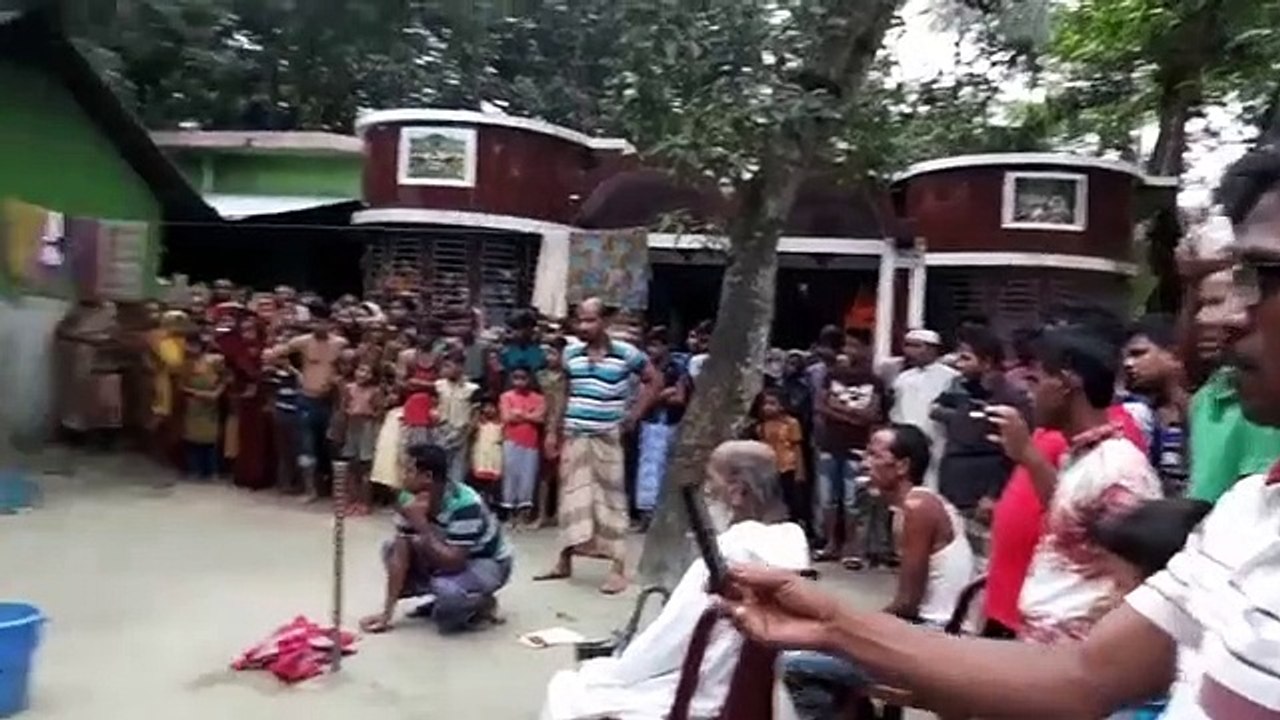 লাকসামের এক বাড়িতে ভয়ংকর সাপ ধরার ভিডিও ( 360p )