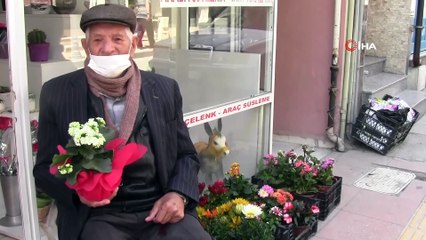 Yaşlılara sokağa çıkma izni verilince soluğu çiçekçide aldılar