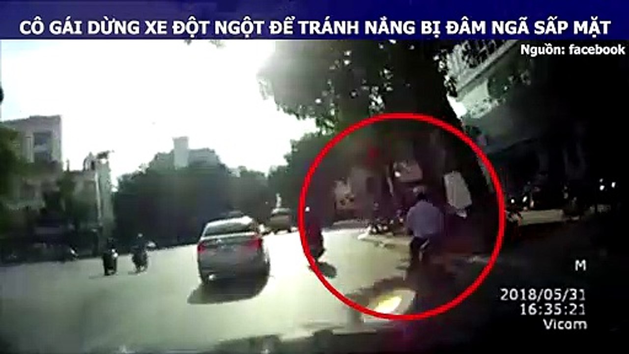 Đột ngột dừng xe trong bóng râm tránh nắng, nữ ninja bị đâm ngã sấp mặt