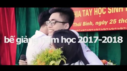 Em Trai Sơn Tùng MTP ôm các bạn ngày cuối năm học