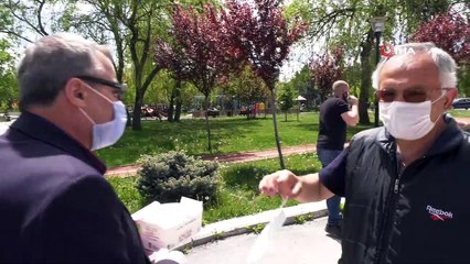 Büyükşehir belediyesi sokağa çıkan 65 yaş ve üstü vatandaşlara parklarda maske dağıttı