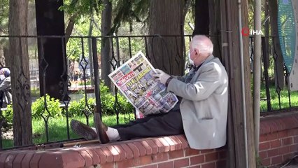 Kısıtlama günlerinde gazete satışı araçla yapıldı