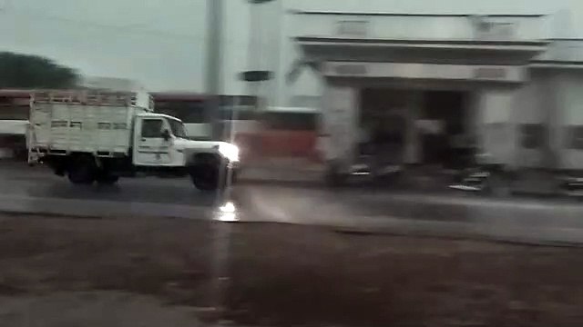 अचानक मौसम का मिज़ाज़ बदला, छाए चारो और काले बादल