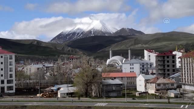 Ağrı'da 3 bin 433 rakımlı Kösedağ baharda yeniden beyaza büründü