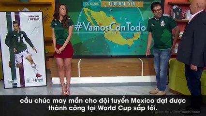 bị đồng nghiệp đá vào mông để cầu may cho tuyển nhà đi World Cup