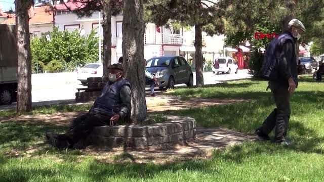 Uşak'ta sokak ve parklar 65 yaş ve üzeri kişilerle doldu