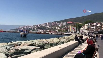 Yaşlılar müzik eşliğinde sahilin keyfini çıkardı