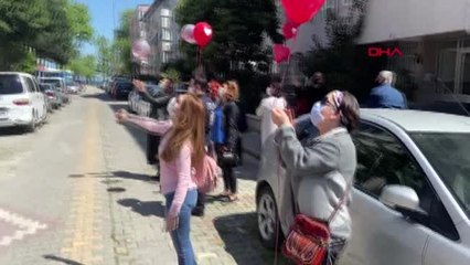 Oğlu Almanya'daki anneye polisten şarkılı kutlama