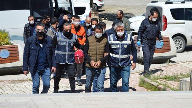 Beyzbol sopalarıyla dövüp, çıplak görüntülerini paylaştılar