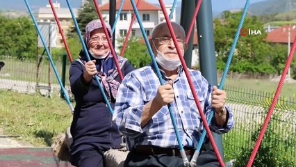 Yaşlı karı-koca parkla sallanarak eğlendi