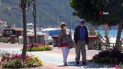 65 yaş ve üzeri yerleşik yabancı yaşlılar da kendilerini sokağa attı