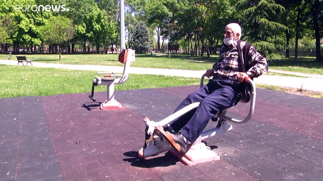 شاهد: تركيا تسمح لمن هم فوق 65 عاما بالخروج بعد 50 يوما في الحظر والحجر المنزلي