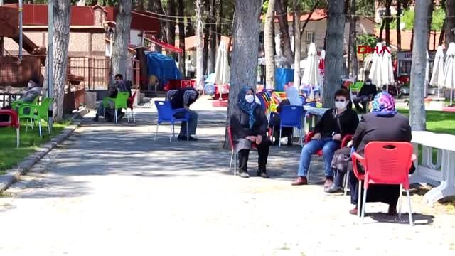 Kula'da da 65 yaş ve üzeri kişiler cadde, sokak ve parklara akın etti