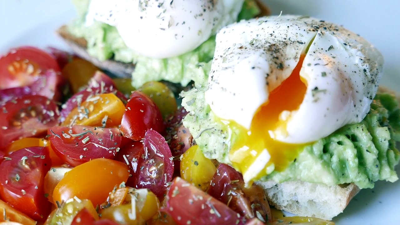 How to Make Fast & Easy Poached Egg (On Avocado Salad)