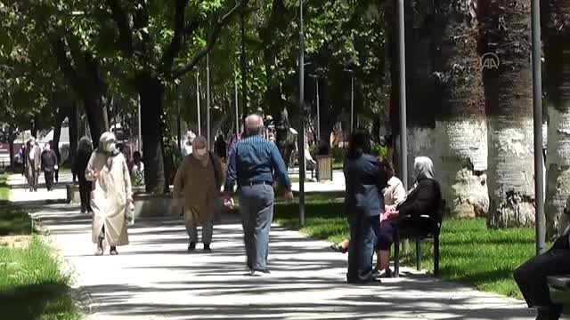 Ödemiş'te 65 yaş ve üstü vatandaşlar güneşli havanın tadını çıkardı - İZMİR