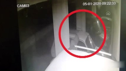Otomobilden yapılan hırsızlık anı güvenlik kamerasına yansıdı