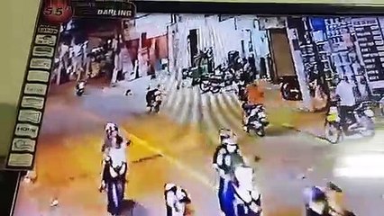Camera ghi hình vụ truy đuổi kẻ cướp, 2 nam thanh niên bị đâm trọng thương