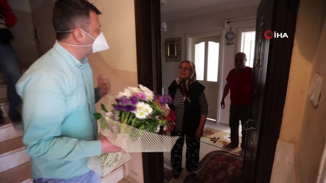 Sağlıkçı kızdan, sağlıkçı annesine sürpriz kutlama