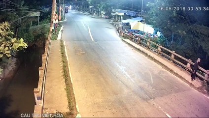 Va chạm xe máy người phụ nữ bay qua thành cầu tử vong 